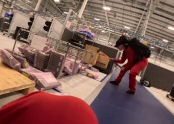 İngiltere’de İsrailli silah şirketinin makinelerini söktüler