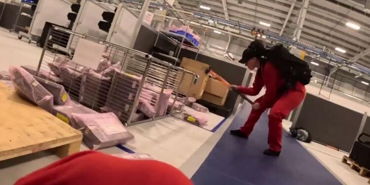 İngiltere’de İsrailli silah şirketinin makinelerini söktüler