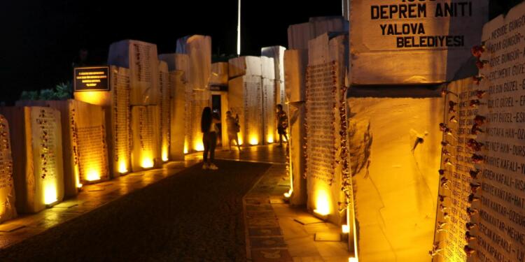 Marmara Depremi’nin 25’inci yılı: Hayatını kaybedenler anıldı