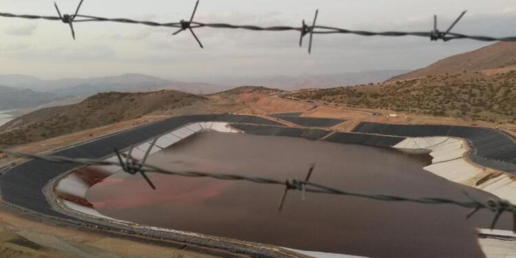 İliç’te işten çıkarılan işçiler yol kapattı