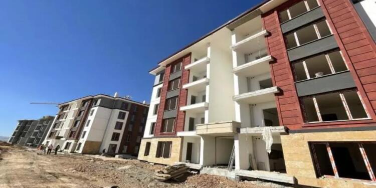 Evleri teslim edilmeyen depremzedelerden aidat istendi