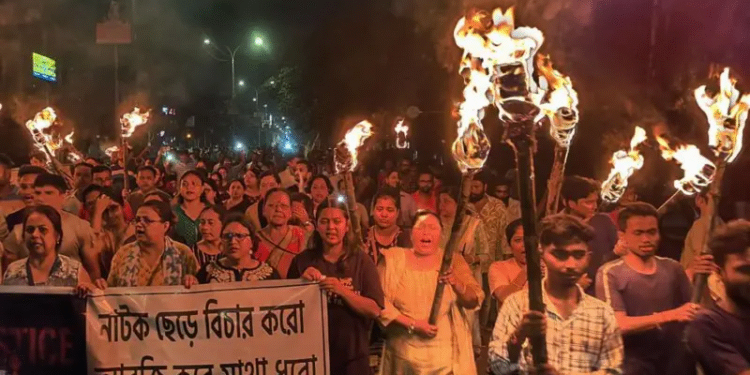 Hindistan’da on binlerce kadın tecavüze karşı alanlara çıktı