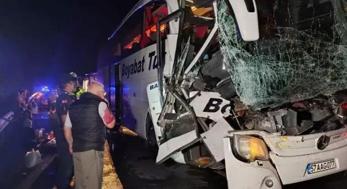 Gümüşova’daki kazada 25 kişi yaralandı