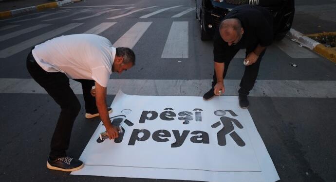 İstanbul’da yaya geçidine ‘Pêşî Peya’ yazıldı