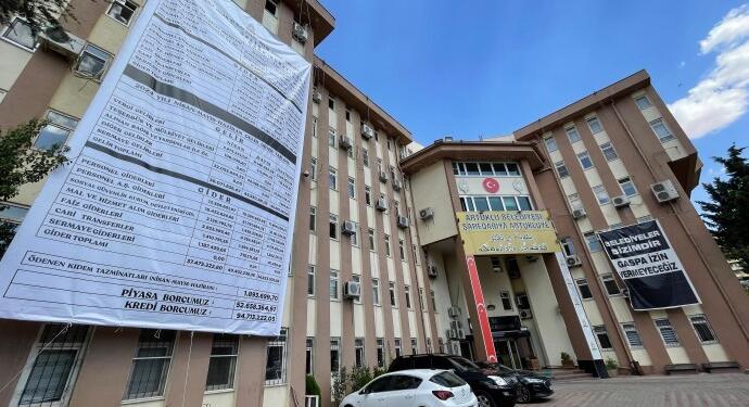 Artuklu Belediyesi gelir gider tablosunu hizmet binasına astı