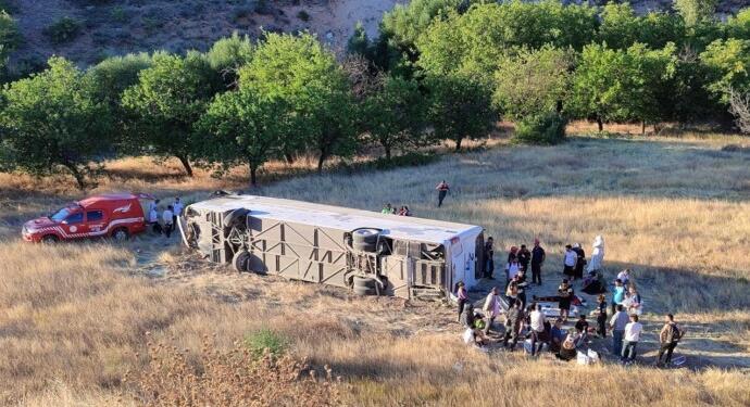 Meletî’de yolcu otobüsü devrildi