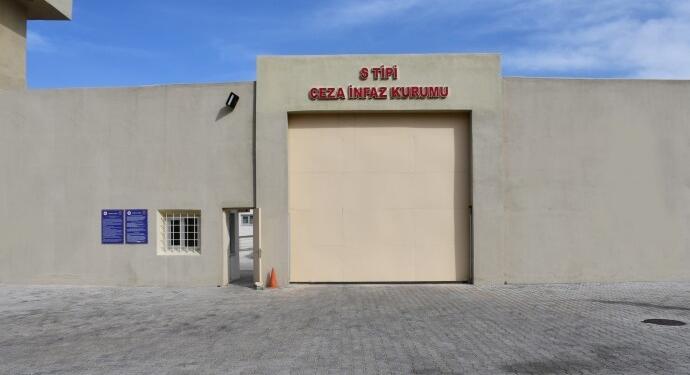 Üst arama dayatmasını kabul etmeyen avukat müvekkiliyle görüştürülmedi