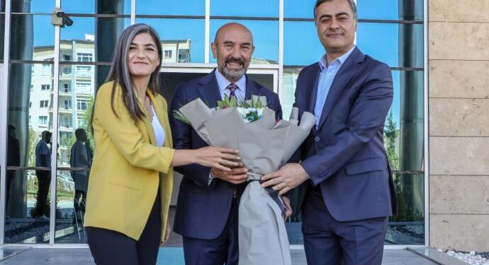 Tunç Soyer’den Wan Büyükşehir Belediyesi’ne ziyaret: Kayyıma karşı daha güçlü itiraz etmeliydik