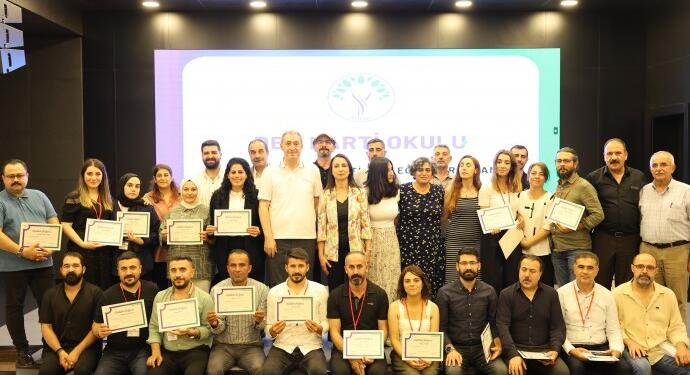 DEM Parti okulunda diploma töreni: Eğitimi sahaya yansıtacağız