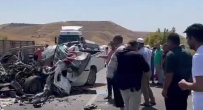 Trafik kazasında aynı aileden 4 kişi yaşamını yitirdi