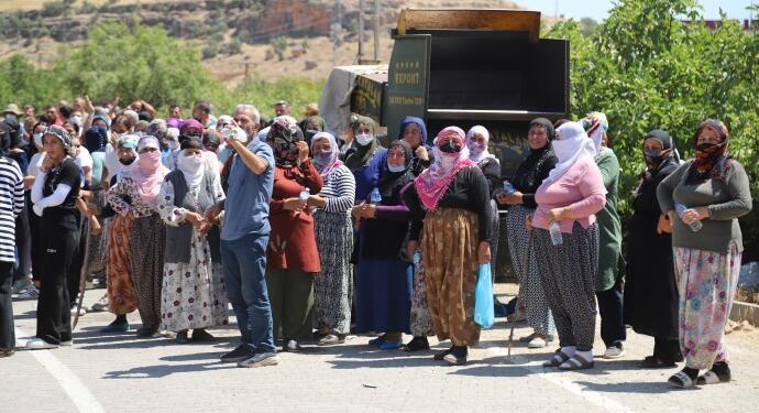 Köylüler DEDAŞ’a geçit vermedi: Esaret altında olan halkız