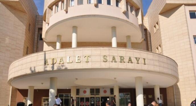 Kına gecesinde taktığı yeşil, sarı, kırmızı yazma suç sayıldı