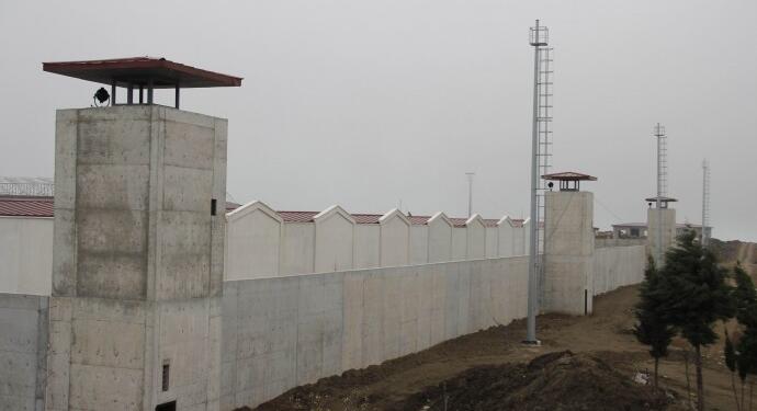 ‘Kürtçe yasağına karşı toplum yüzünü cezaevlerine dönmeli’