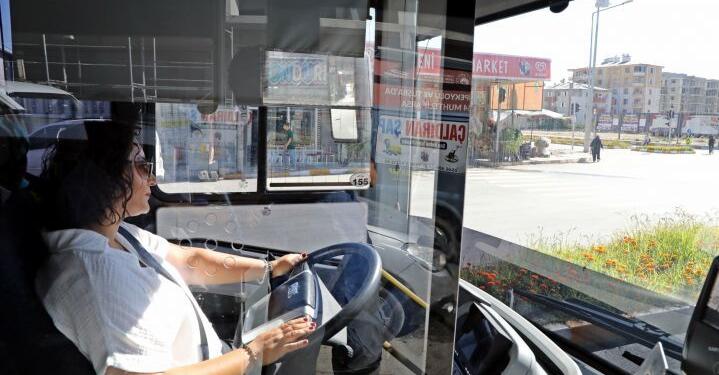 Wan’da kayyımın görevden aldığı kadın şoför yeniden direksiyon başında