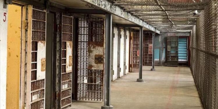 İran cezaevlerinde işkence devam ediyor: Tutsaklar yatağa haç şeklinde bağlandı