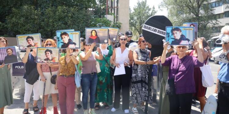 DEM Partili kadınlardan İran Büyükelçiliği’ne siyah çelenk