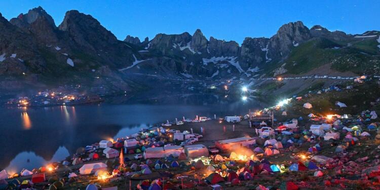 Cilo Sat Buzul Gölü kıyısında 6. yıkım festivali