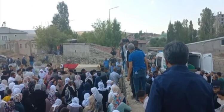 Otobüs kazasında hayatını kaybeden 5 kişi Agirî’de toprağa verildi