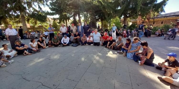 Aleviler oturma eylemi başlattı