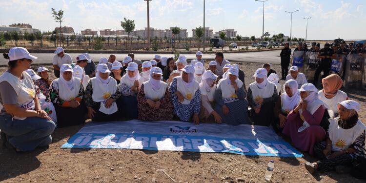 Tutsak yakınları üç kentte eylemdeydi