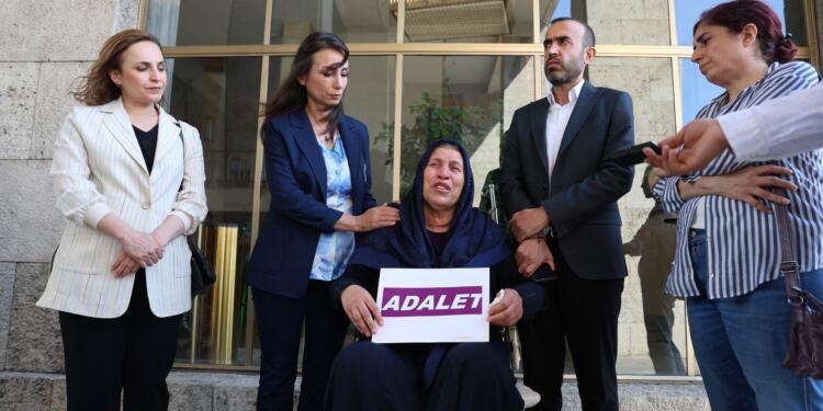 Hatimoğulları Emine Şenyaşar’ı ziyaret etti