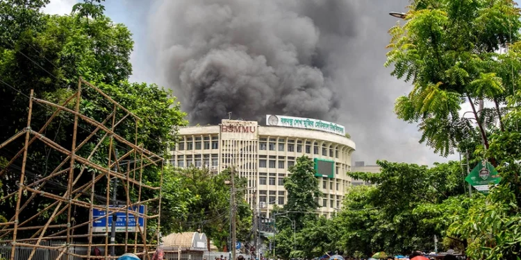 Bangladeş’te göstericiler tarafından konutu basılan Başbakan ülkeden kaçtı