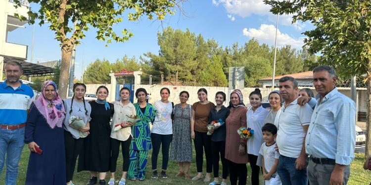 Halay çektiği için tutuklanan kadınlar tahliye oldu