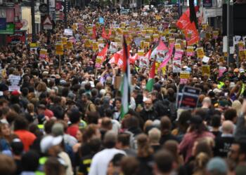 People gather against an an anti-immigration protest, in London, Britain, August 7, 2024. REUTERS/Chris J Ratcliffe