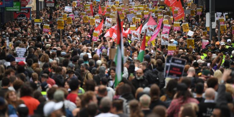 İngiltere’de aşırı sağ karşıtı binlerce kişi sokaklara indi
