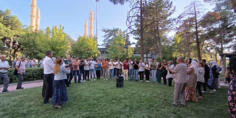 ‘Dilimize de kültürümüze de halaylarımıza da dokunamazsınız’