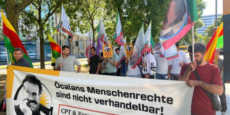 Avrupa kentlerinde tecrit protesto edildi