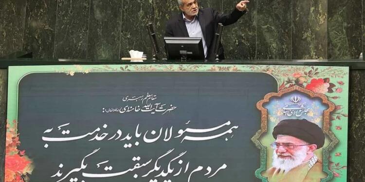 Pezeşkiyan’ın kabinesi İran Meclisi’nden güvenoyu aldı