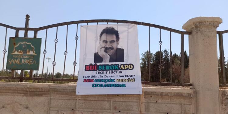 Serêkanîye’de gençlerden tecride pankartlı tepki