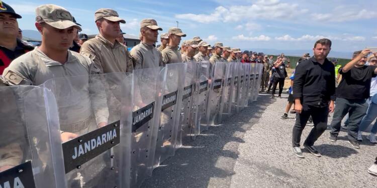 Fernas işçilerine jandarma barikatı!