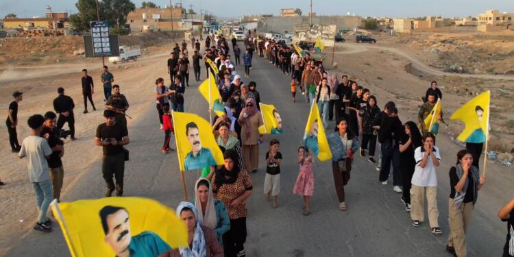 Êzidî ve Arap gençler tecride karşı yürüdü