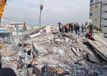 ‘Bina fay hattına denk gelmiş’  diyen müteahhidin 5 binası daha yıkılmış !
