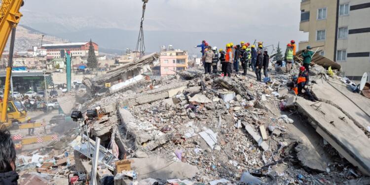 ‘Bina fay hattına denk gelmiş’  diyen müteahhidin 5 binası daha yıkılmış !