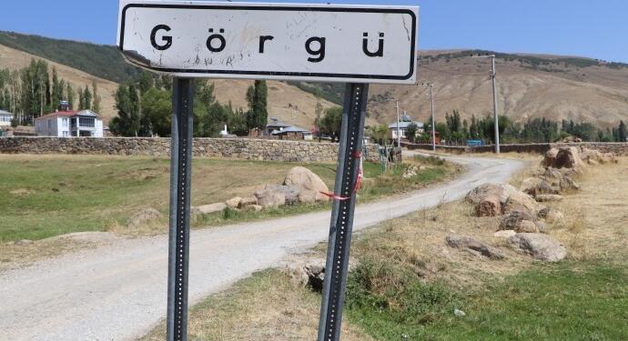 Hizmet gitmeyen köy: Kışın çamurdan, yazın tozdan geçilmiyor