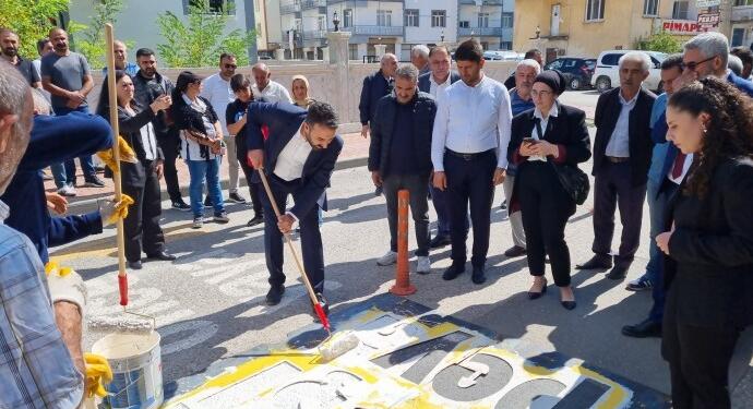 Dep Belediyesi silinen Kürtçe uyarı yazılarını halkla beraber yeniledi