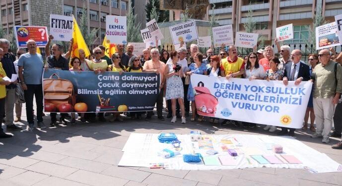 Eğitimciler kırtasiye zamlarını protesto etti