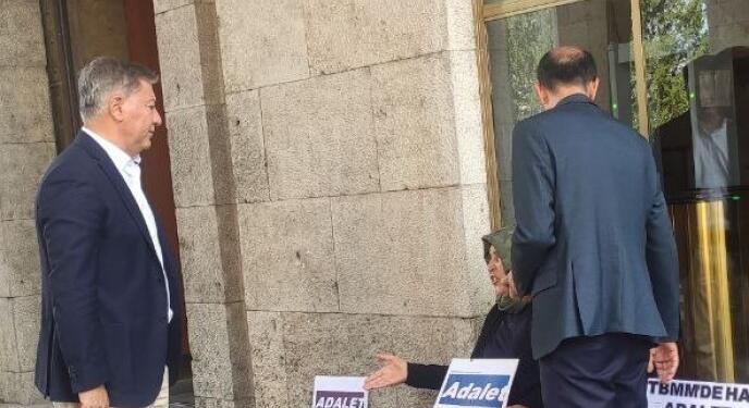 CHP Grup Başkanvekili, Meclis nöbetini sürdüren Emine Şenyaşar’ı ziyaret etti