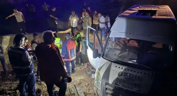 Tarım işçilerini taşıyan minibüs kaza yaptı: 3’ü ağır 13 yaralı