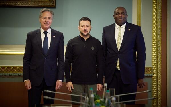 ABD ve İngiltere bakanlarından Kiev’de Putin’e gözdağı