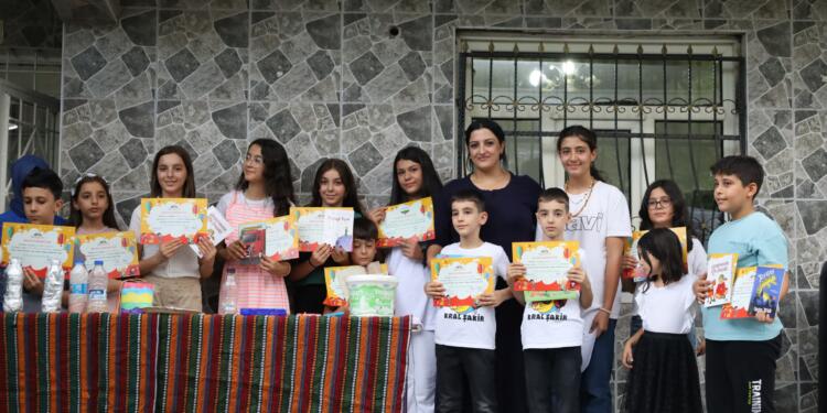 Kürtçe kursları tamamlayan çocuklara belge verildi
