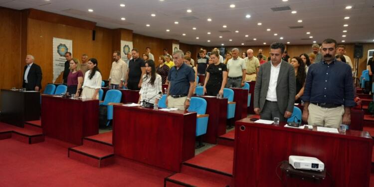 Amed Büyükşehir Belediyesi’nden Narin için saygı duruşu