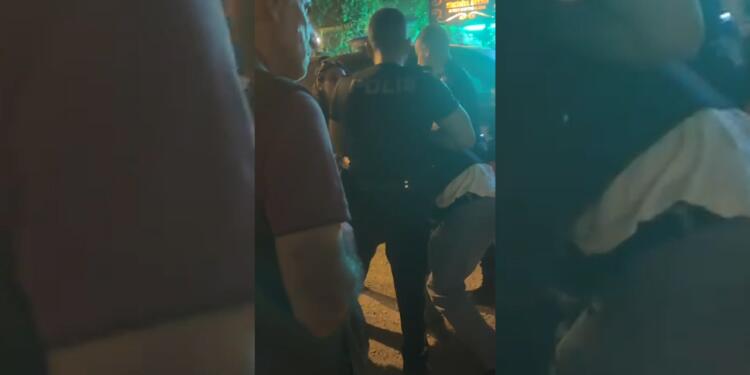 Bir genci darp eden polislere yurttaşlardan tepki