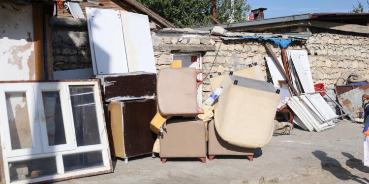 Depremzedelerin kaldığı yerler ‘hasarlı’ gerekçesiyle yıkıldı