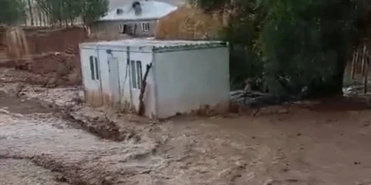 Elbak’ta sel nedeniyle evleri su bastı