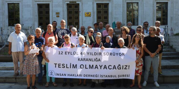 İHD’den TRT İstanbul Radyosu önünde 12 Eylül açıklaması