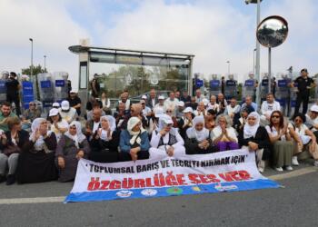 ‘Özgürlüğe ses ver’ eylemi: Demokrasi isteyenler için ayna İmralı’dır